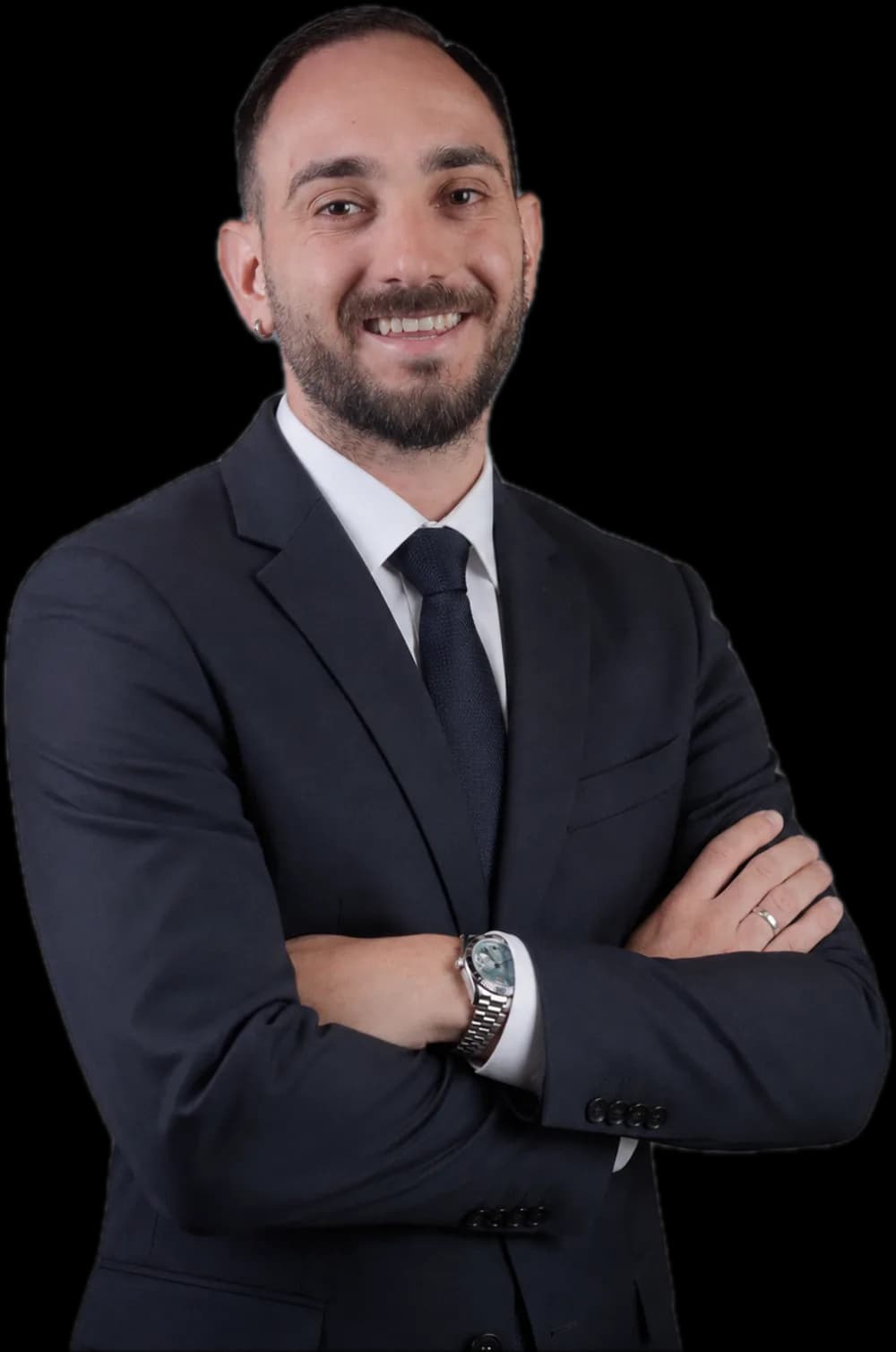 Gabriel Domínguez Torres con traje oscuro y los brazos cruzados, sonriendo